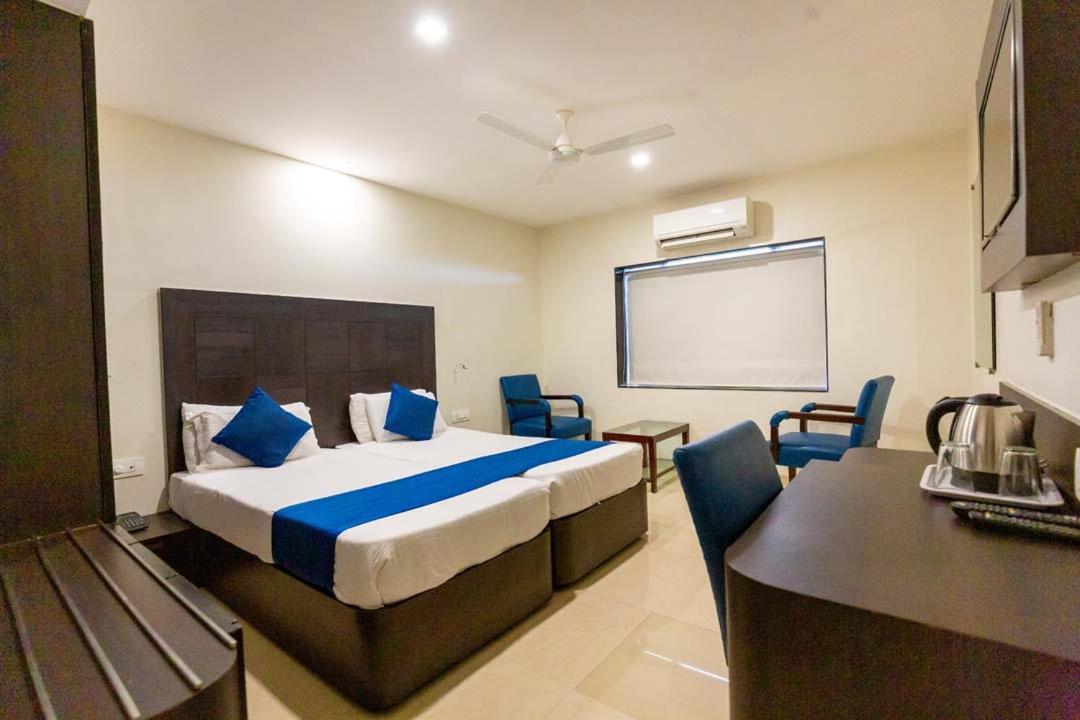 Sukh Hotel Mumbai Exterior foto
