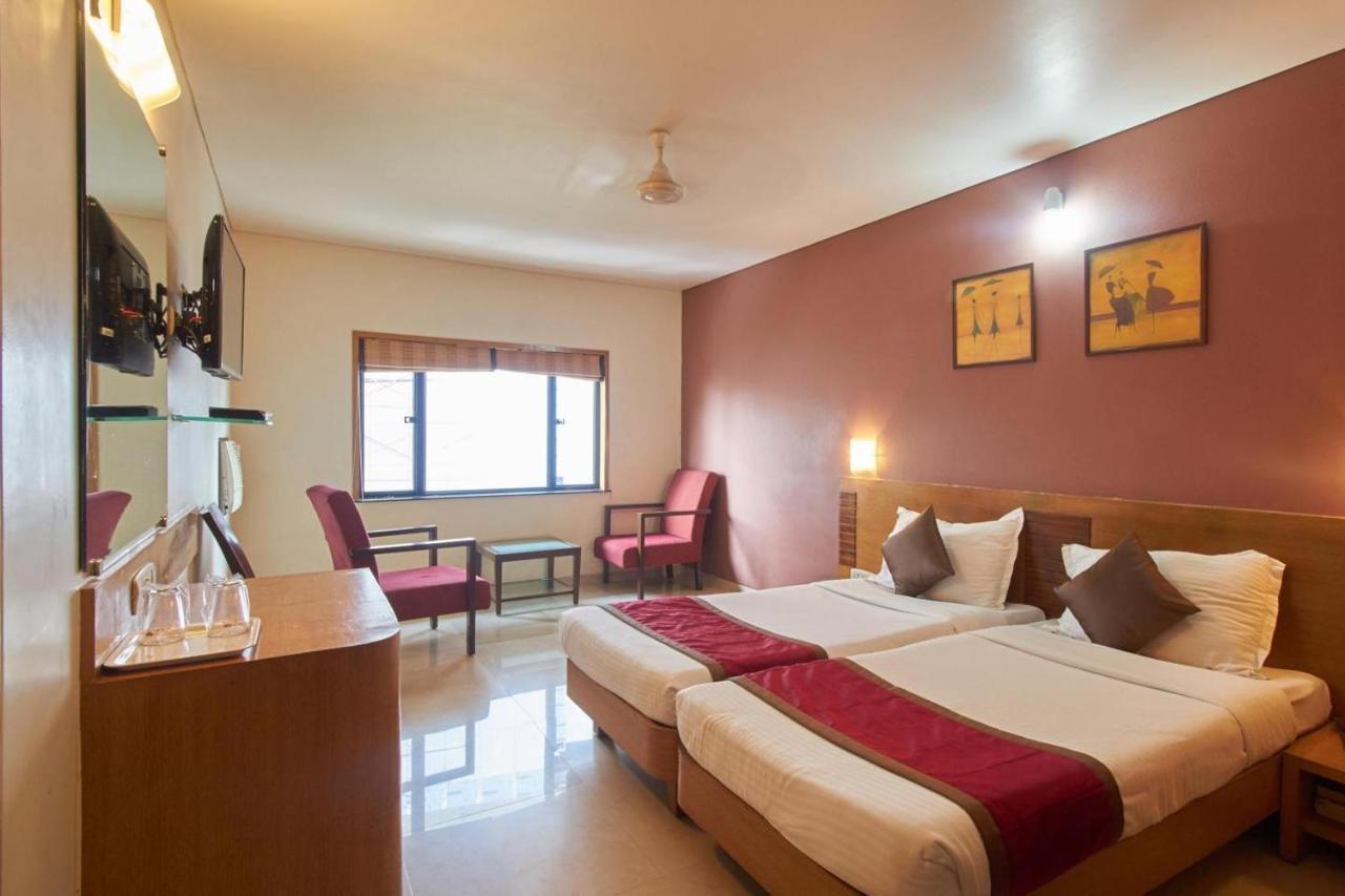 Sukh Hotel Mumbai Exterior foto