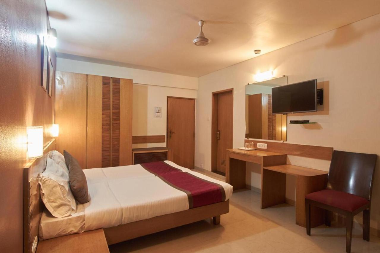 Sukh Hotel Mumbai Exterior foto