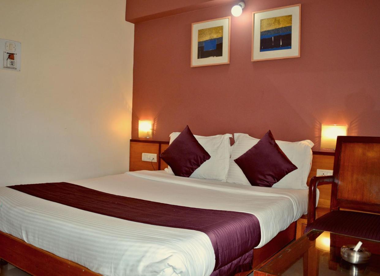Sukh Hotel Mumbai Exterior foto