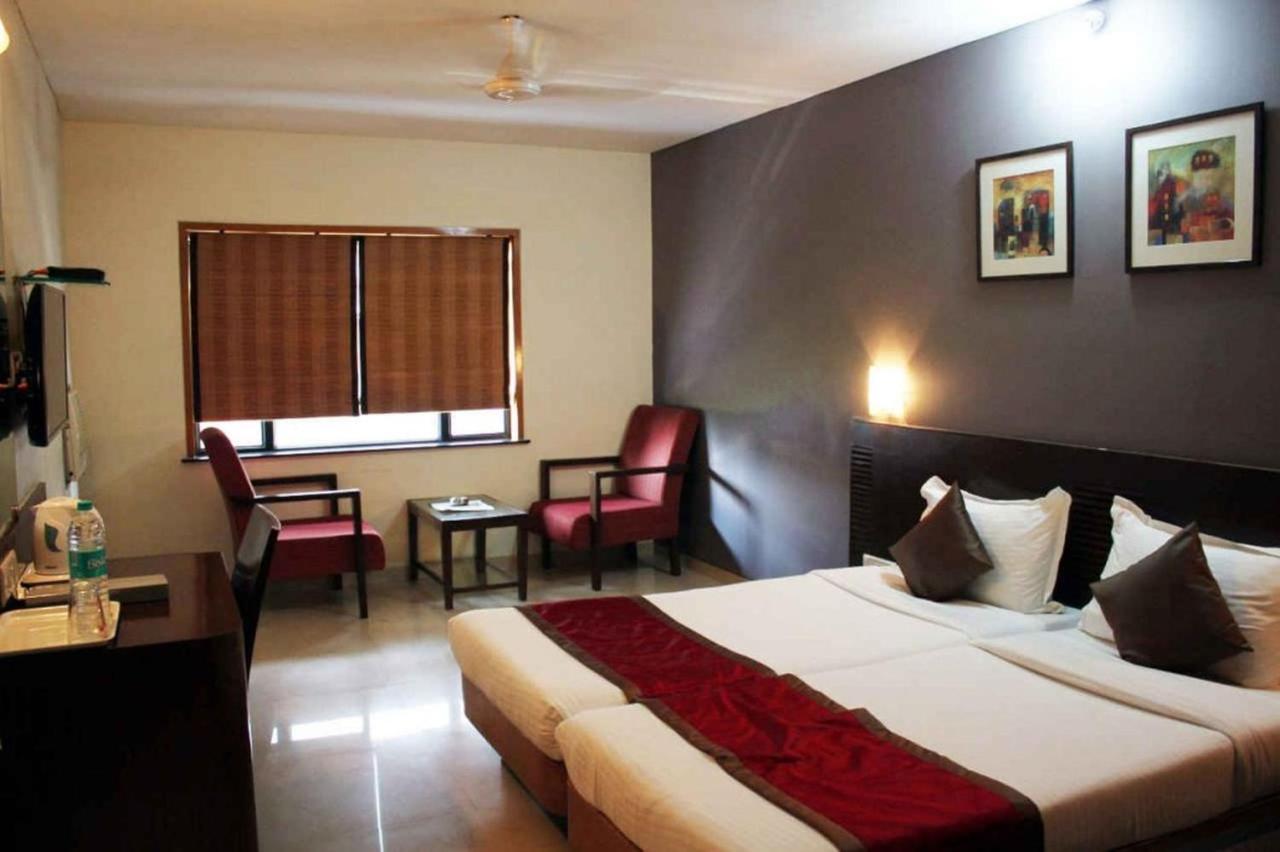 Sukh Hotel Mumbai Exterior foto